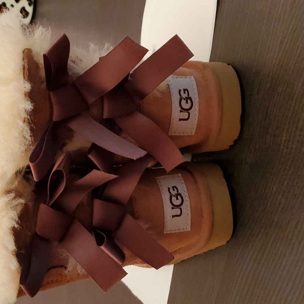 UGG BAILEY BOW II boots. Size 7.